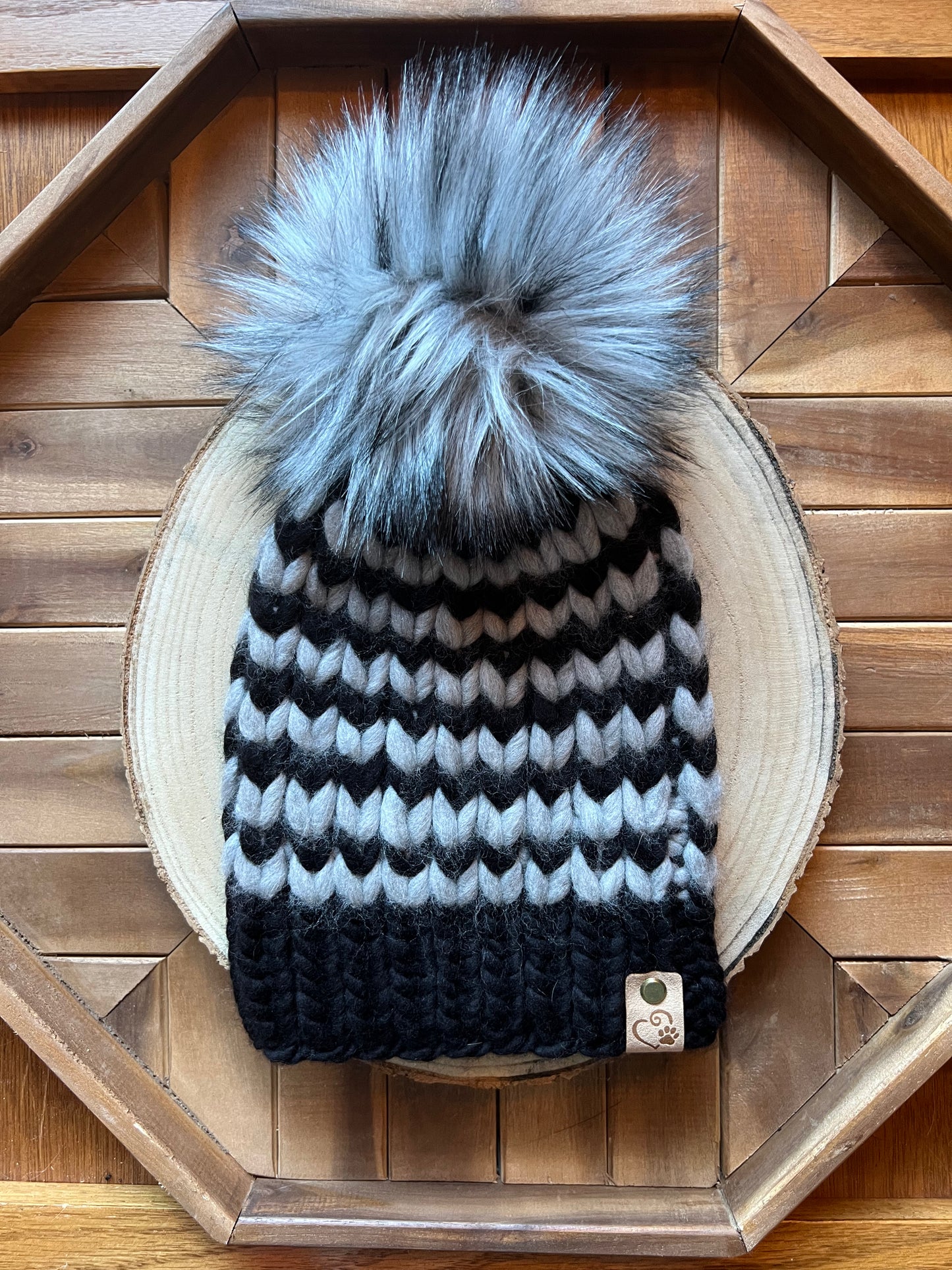 Merino wool hat w/removable faux fur pom